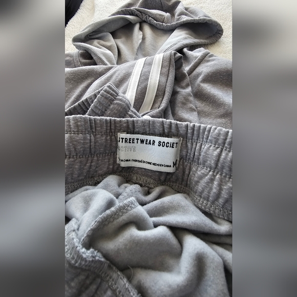 Gently Worn 2Piece - Picture 4 of 5